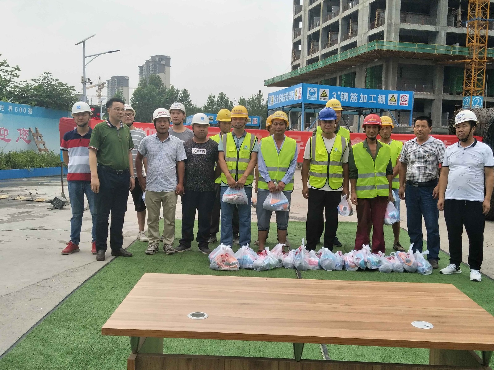 “2018夏日送清涼”廬陽區(qū)四里河街道黨工委書記阮仁勝等領(lǐng)導(dǎo)一行慰問鼎鑫金融中心項(xiàng)目一線全體員工